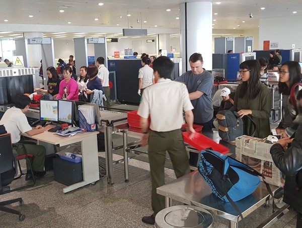 Trộm ví tiền tại Nội Bài, khách Hàn Quốc bị tóm gọn khi hạ cánh Cam Ranh
