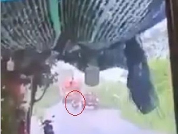 Xe máy va chạm với xe container, một nam sinh tử vong