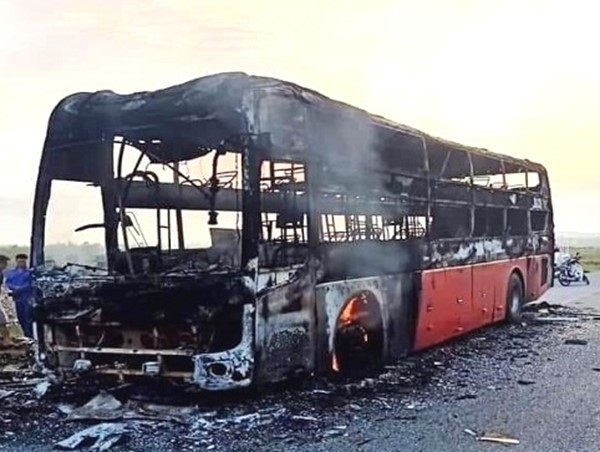 Hà Tĩnh: Xe khách cháy trơ khung trên đường tránh 1B