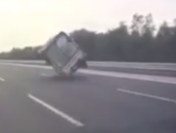 Xe tải nổ lốp trên cao tốc, mất lái và lật nghiêng