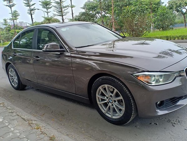 Xe sang BMW 320i chạy 4 năm chỉ 990 triệu ở Hà Nội