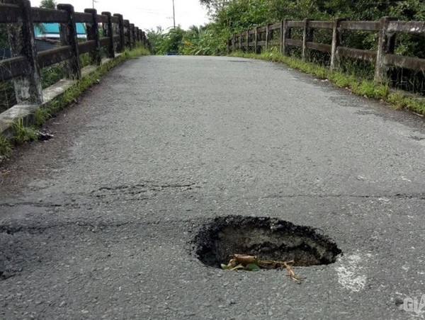 Hố “tử thần” xuất hiện trên cầu Sư Liên, dân lo lắng bị ngã bất cứ lúc nào