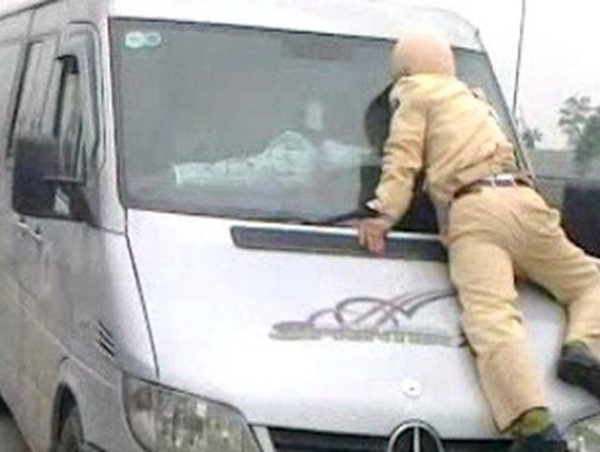 Khởi tố lái xe dương tính với ma tuý chống người thi hành công vụ