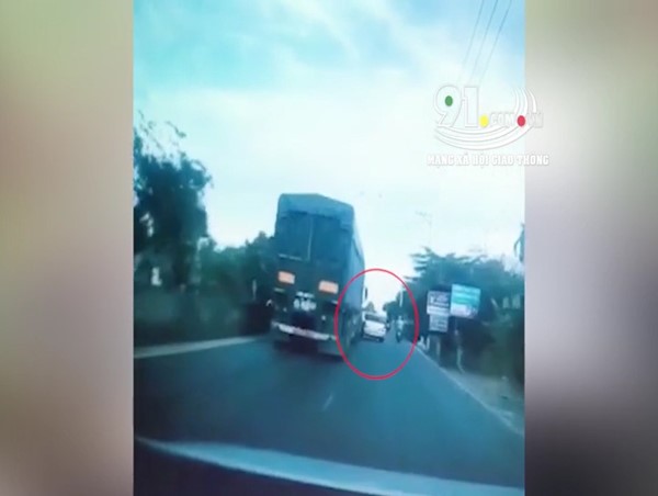 Clip: Ô tô con vượt ẩu bị container húc bay lên dải phân cách