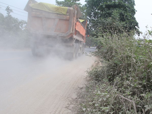 Người dân Tây Tựu khốn khổ vì xe tải 'ném bụi' vào mặt