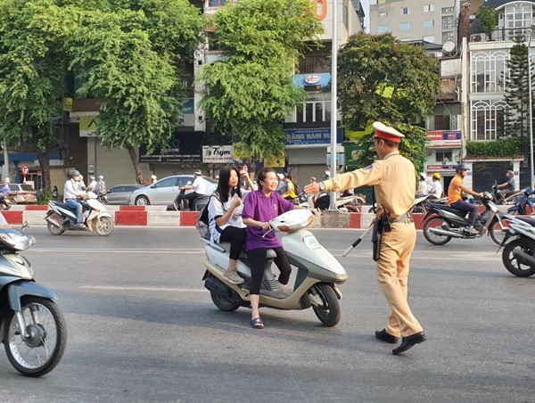 Hà Nội: CSGT ra quân xử phạt vi phạm không đội MBH trên đường tới trường