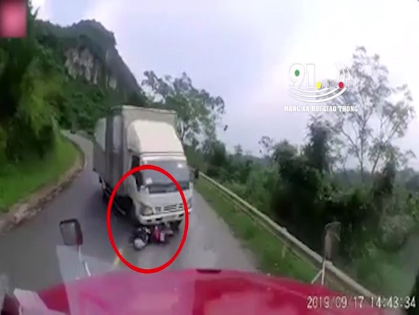 Clip: Phóng nhanh, vượt ẩu qua khúc cua, xe máy lao vào gầm xe tải ngược chiều