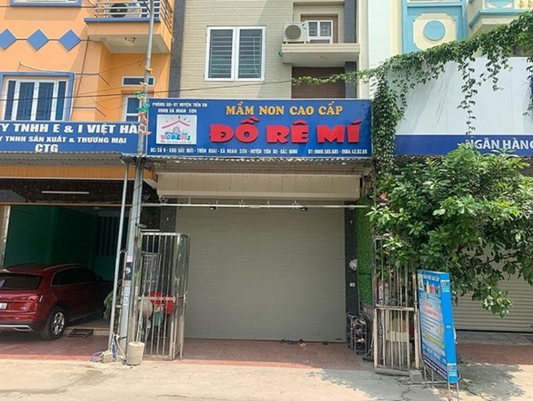 Bé 3 tuổi bị bỏ quên trên xe ô tô đã được ra viện