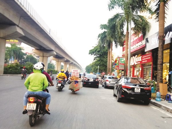 Nhà sách ADC biến lòng đường thành bãi đỗ xe