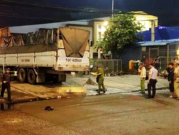 Va chạm với xe tải đang ôm cua vào chợ, 3 người đi xe máy thương vong