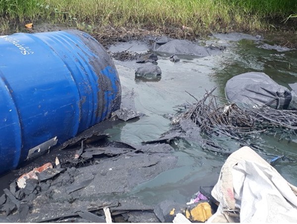 Đổ trộm phế thải trên Đại lộ Thăng Long - Trách nhiệm thuộc về ai?