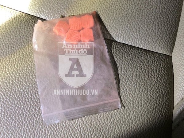 Thả gói ma túy vào khe ghế taxi, gã trai quanh co đổ lỗi bất thành