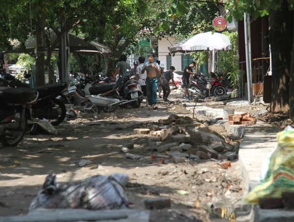 Quận Ba Đình: Dân khốn khổ vì con đường nhỏ làm cả tháng vẫn chưa xong