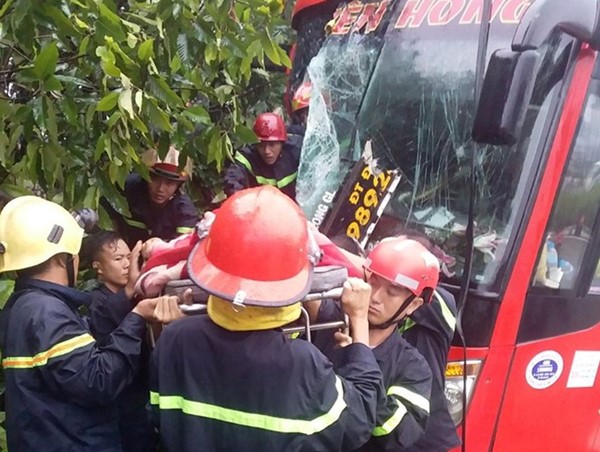 Bình Dương: Xe khách va chạm với xe máy, 39 hành khách mắc kẹt