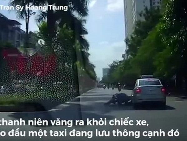 Clip: Vào cua như phim hành động, nam thanh niên suýt chết dưới gầm taxi