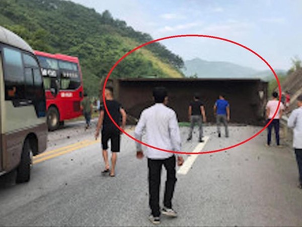 Xe đầu kéo nổ lốp, lật ngang giữa cao tốc Hà Nội - Lào Cai