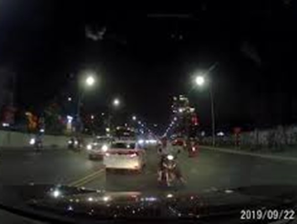 Clip: Người đàn ông liều mình chặn đầu ô tô đi ngược chiều để nhặt con vịt