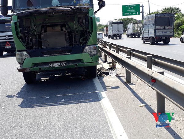 Hà Nội: Va chạm với xe bồn, cụ ông điều khiển xe đạp tử vong