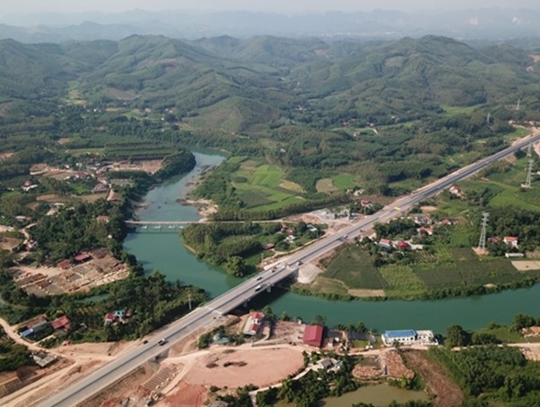 Ngắm tuyến cao tốc nối liền Thủ đô với địa đầu Tổ Quốc