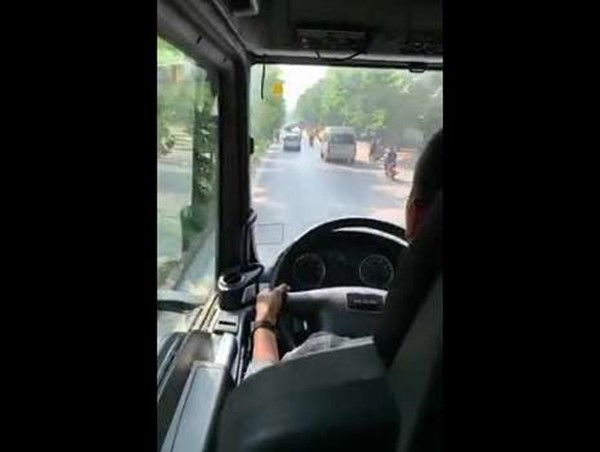 Danh tính chủ ô tô Kia Morning ngang ngược, nhất quyết không nhường đường xe cứu hỏa đi chữa cháy ở Hà Nội