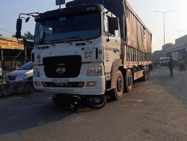 Đôi nam nữ bị cuốn vào gầm xe tải, một người chết