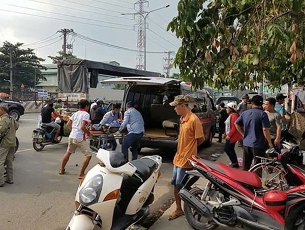 Phát hiện người đàn ông nôn ói và gục chết trên xe máy