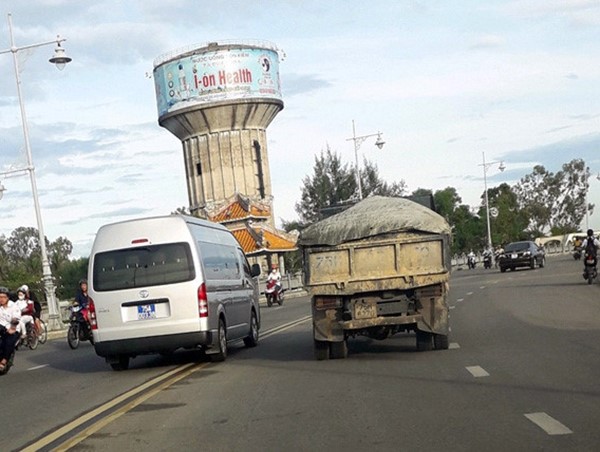 Tài xế xe biển xanh bị tước bằng 2 tháng vì lấn làn, vượt ẩu