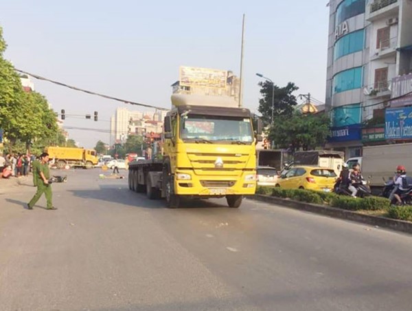 Va chạm với container trên QL32, người điều khiển xe máy tử vong tại chỗ