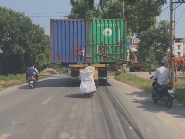 Video: Kinh hãi cảnh 1 xe đầu kéo chở 2 container ngênh ngang trên đường
