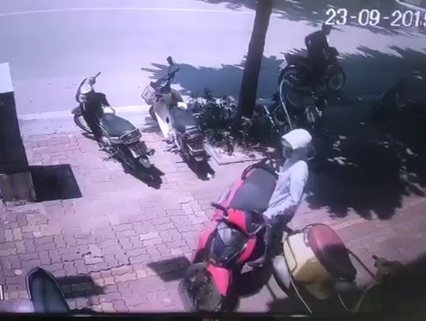Thanh niên bẻ khóa trộm xe SH chưa đến 2 giây ngay giữa phố Hà Nội