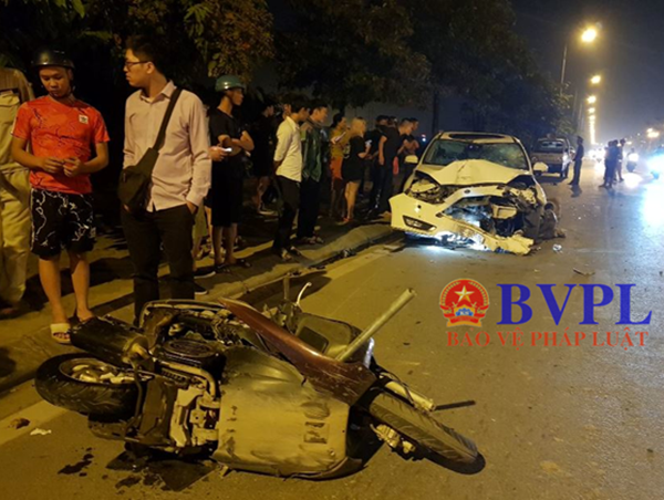 Hà Nội: Xế hộp kéo lê xe máy cả trăm mét, tông đổ cột điện trong đêm