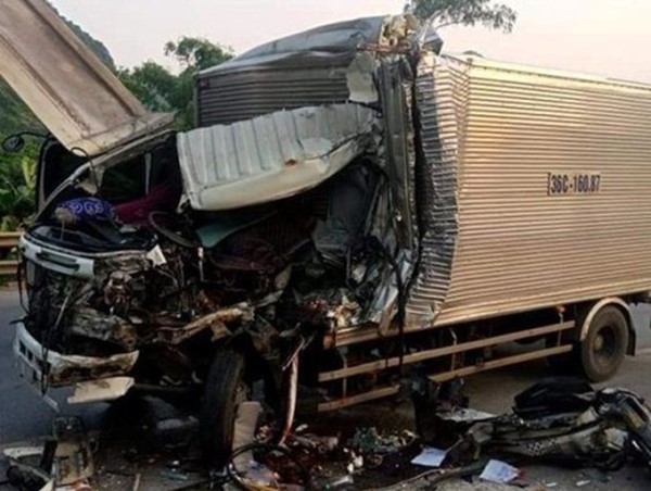 Thanh Hóa: Tông vào xe đỗ bên đường, tài xế xe tải tử vong