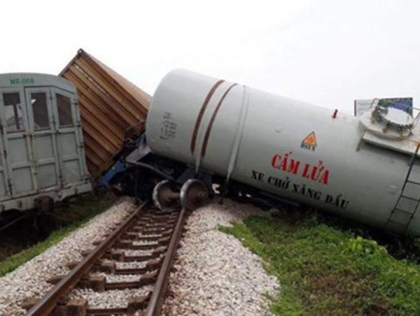 Video tàu hỏa đâm văng xe tải, đứt 4 toa ở Nghệ An