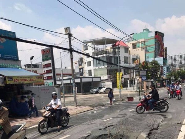 Hố “tử thần” xuất hiện trước cổng trường tiểu học ở TPHCM