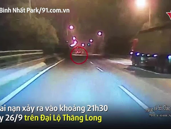 Chạy ngược chiều trên đại lộ Thăng Long, người phụ nữ bị ô tô tông trúng