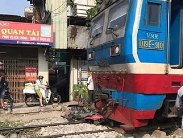 Hà Nội: Cố vượt đường ray, thanh niên đi xe máy bị tàu hỏa đâm tử vong