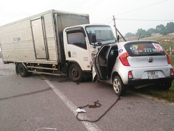 Taxi đấu đầu xe tải, 2 người tử vong tại chỗ