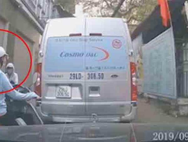 Video: Nam thanh niên đi SH nhổ nước bọt vào một phụ nữ đi đường