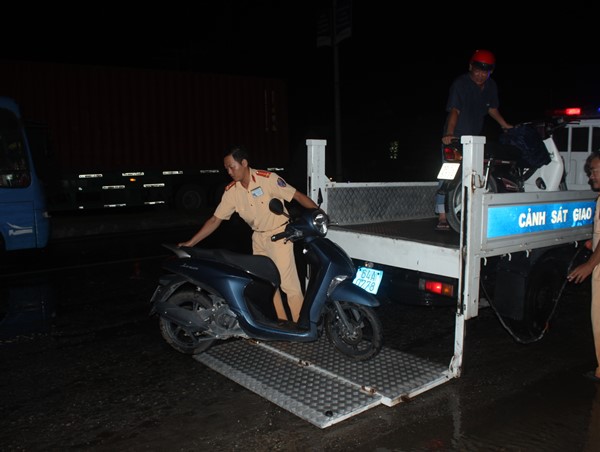 CSGT Vĩnh Long huy động xe chuyên dụng đưa người dân qua vùng ngập sâu