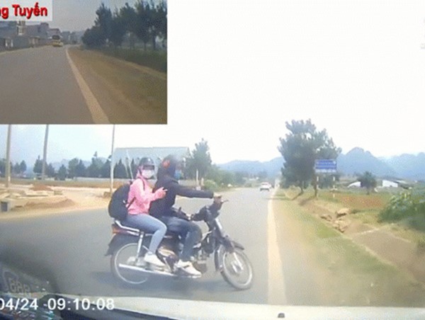  Đôi nam nữ bị xe tông vì sang đường thiếu quan sát