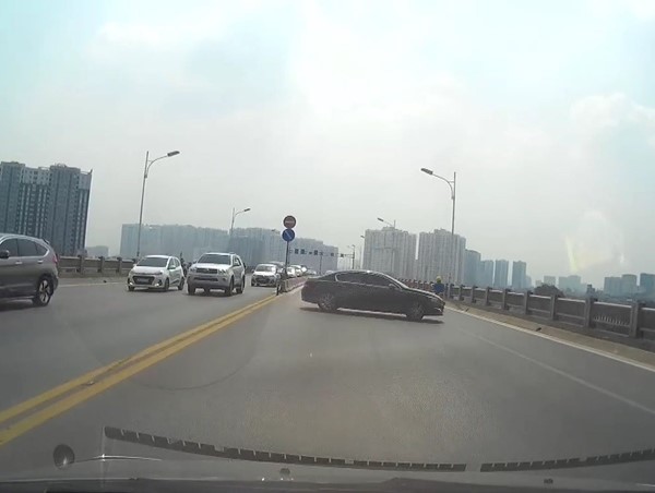 Xử nghiêm lái xe ô tô quay đầu nguy hiểm trên cầu Vĩnh Tuy