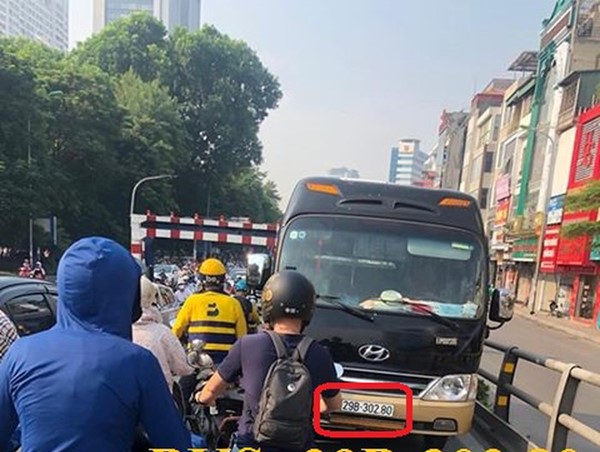 Xe ô tô 30 chỗ ngang nhiên đi ngược chiều cầu vượt Tây Sơn - Thái Hà