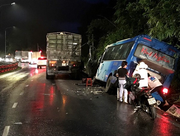 Xe khách chở 29 người đâm vào vách núi đèo Bảo Lộc