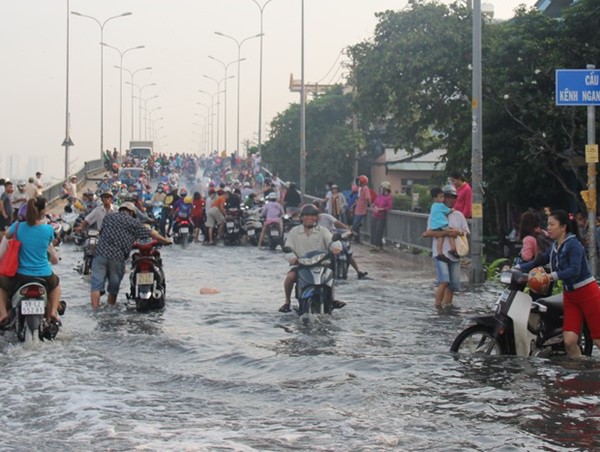 Triều cường vẫn gây ngập nhiều khu vực tại TP Hồ Chí Minh