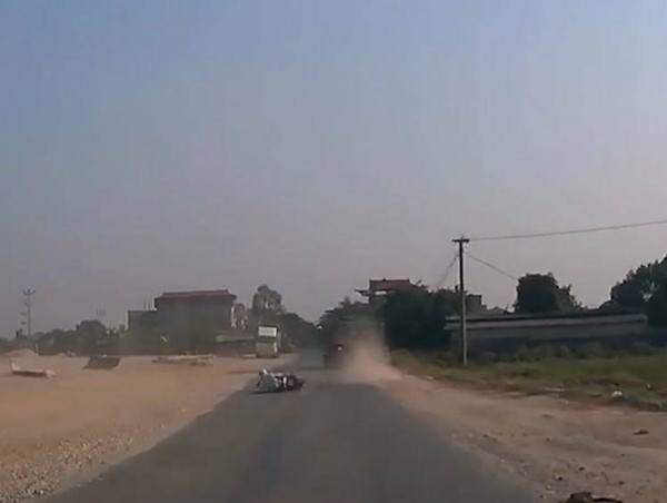 Video: Cố vượt xe tải, 'nữ ninja' suýt mất mạng 