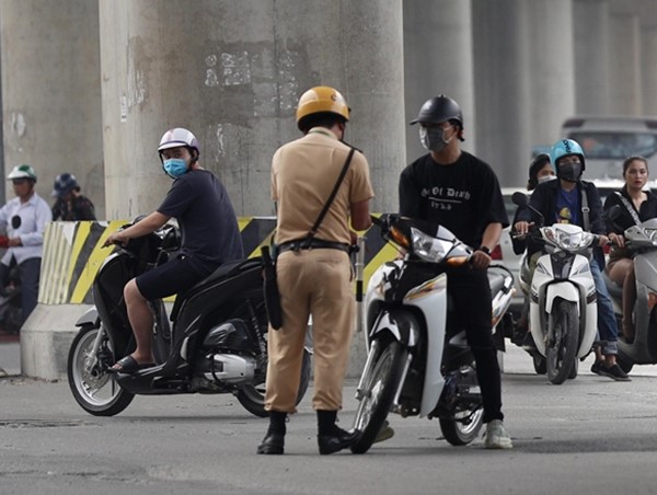 Vượt đèn đỏ, nam thanh niên định dắt xe máy bỏ chạy