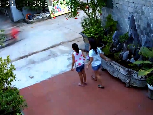 Thót tim cảnh bé trai chạy sang đường bị xe máy cán qua văng xa nhiều mét