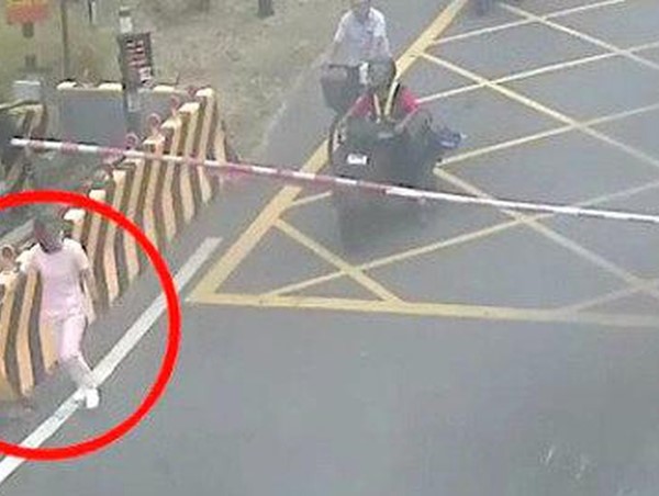 Video: Chờ tàu hỏa đi đến, nữ y tá lao ra nằm giữa đường ray tự tử