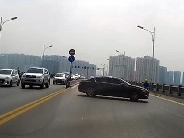 Xử phạt nữ tài xế lái xe PEUGEOT quay đầu trên cầu Vĩnh Tuy 