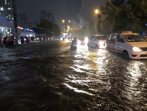 “Đắp” 473 tỷ đồng, đường Nguyễn Hữu Cảnh có hết ngập?